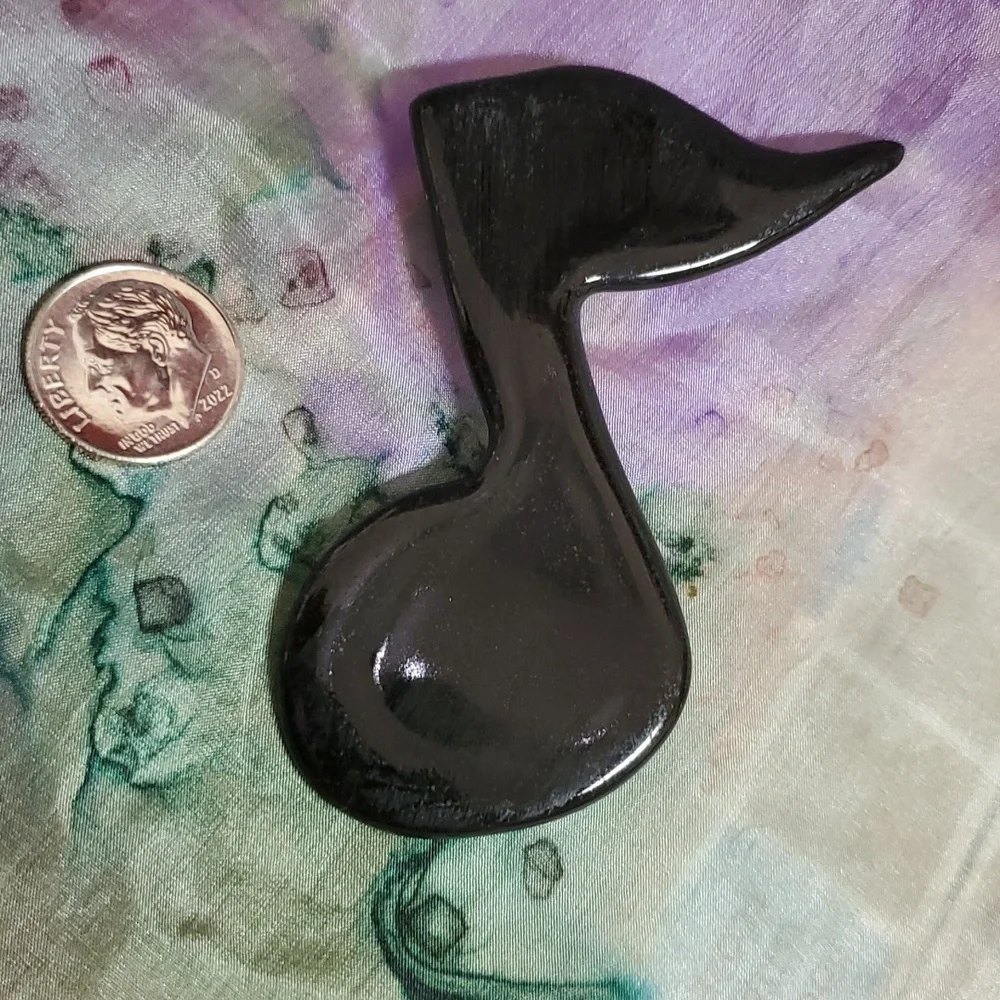 Quarter note ceramic pin